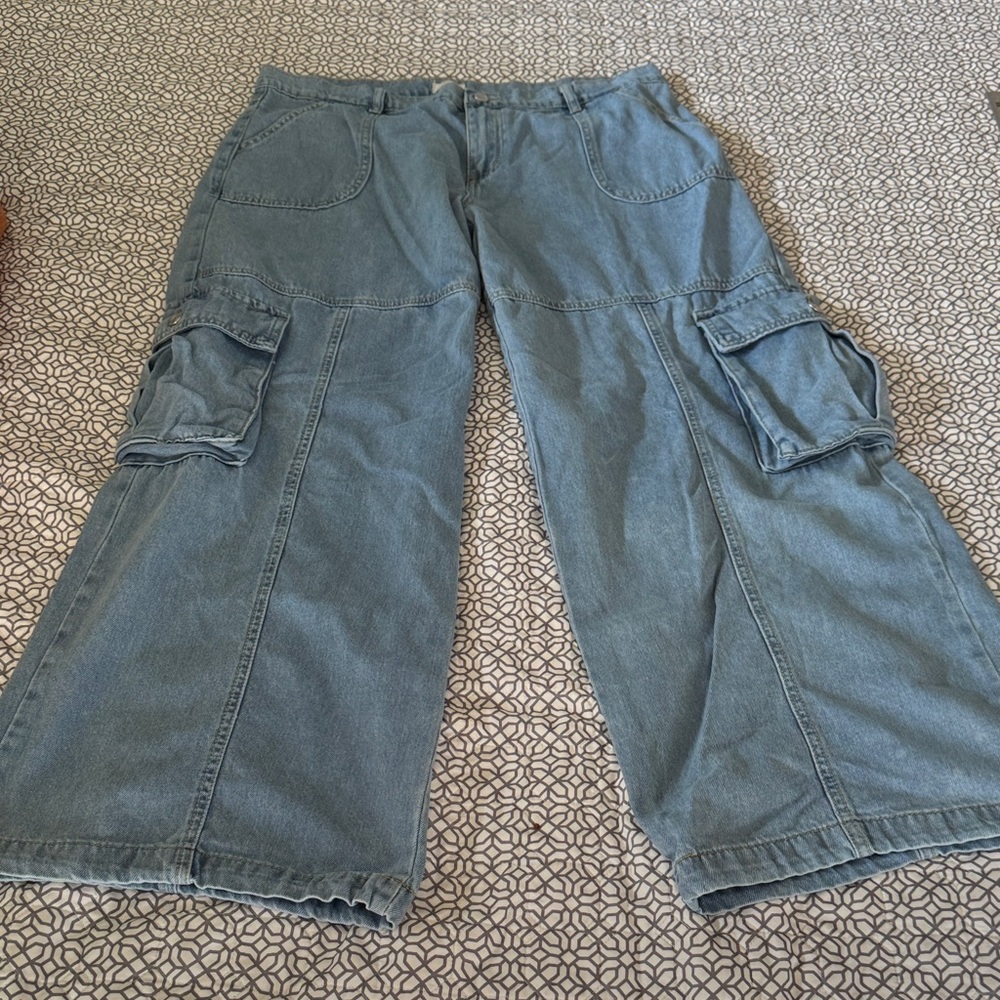 Wide Leg Cargo Jeans in Faded Blue